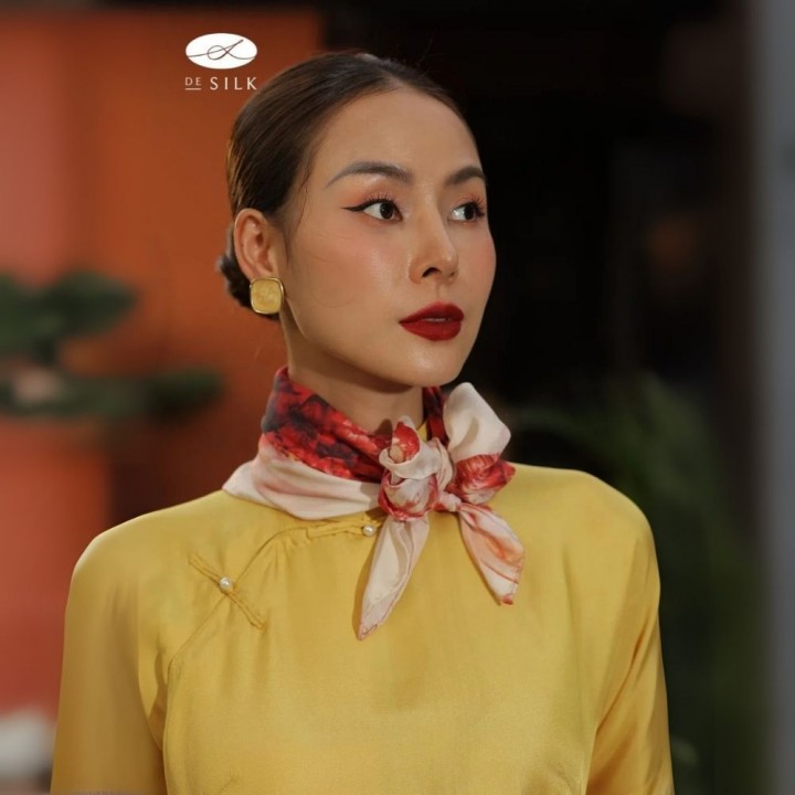 Khăn lụa vuông hoa lan đỏ 65*65cm